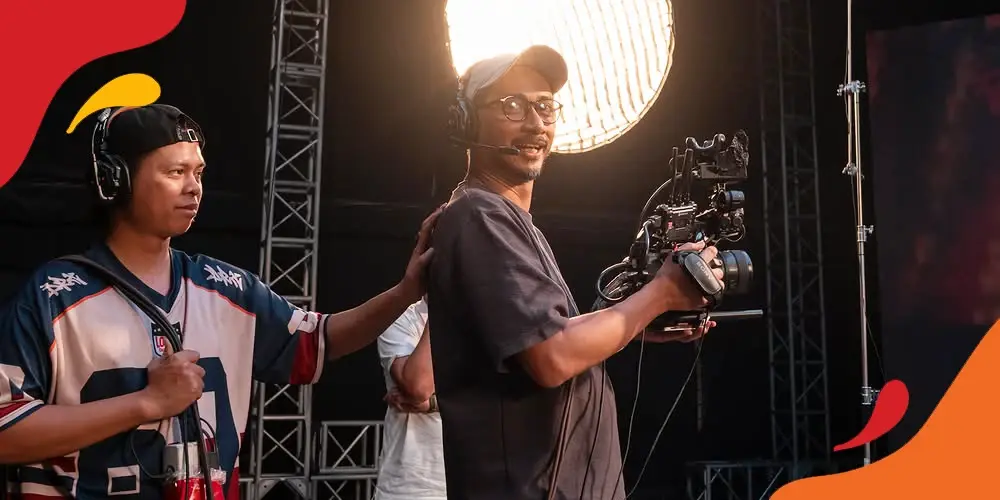 upie guava memegang kamera